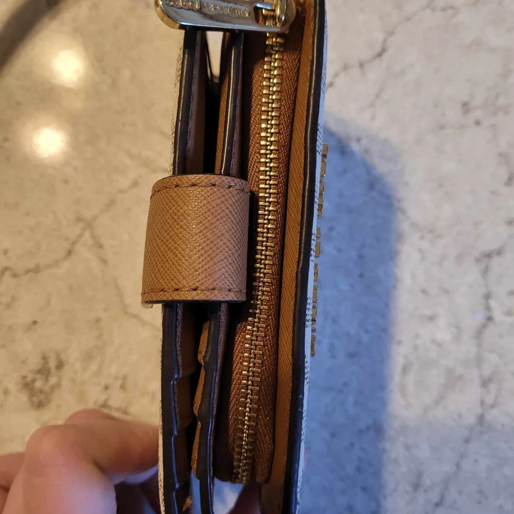 $75EMT Michael Kors vanilla bifold compact, signature logo wallet. EUC - Picture 6 of 13